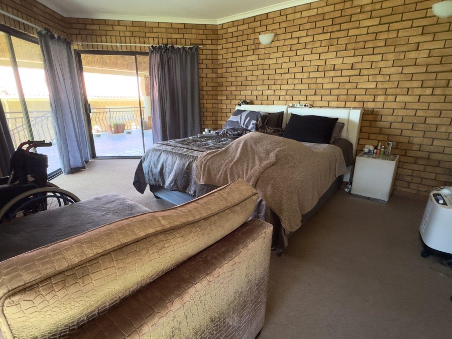 6 Bedroom Property for Sale in Wavecrest Eastern Cape